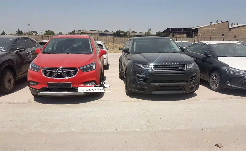 اوپل موکا ایکس در کنار رنجروور ایووک هامان در گمرک تهران