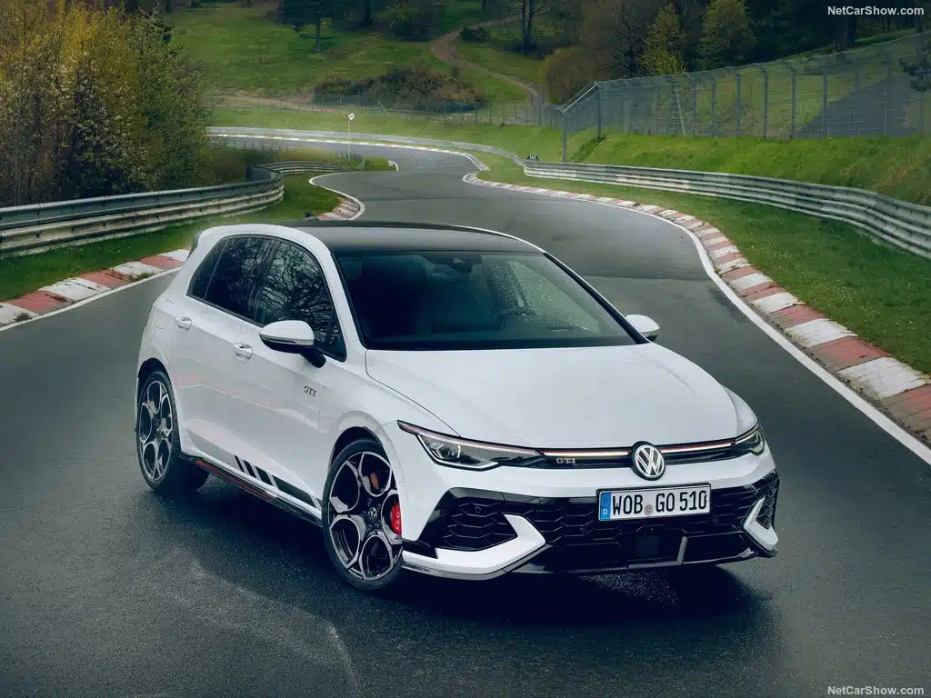 نمایی از فولکس واگن گلف جی تی آی کلاب اسپورت در پیست فرانسه