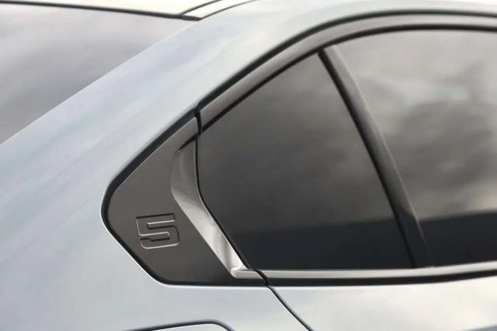 بی‌ام‌و ۳۲۰۰ CS اولین خودرویی بود که از «خم هوفمایستر» (Hofmeister kink) در طراحی خود استفاده کرد