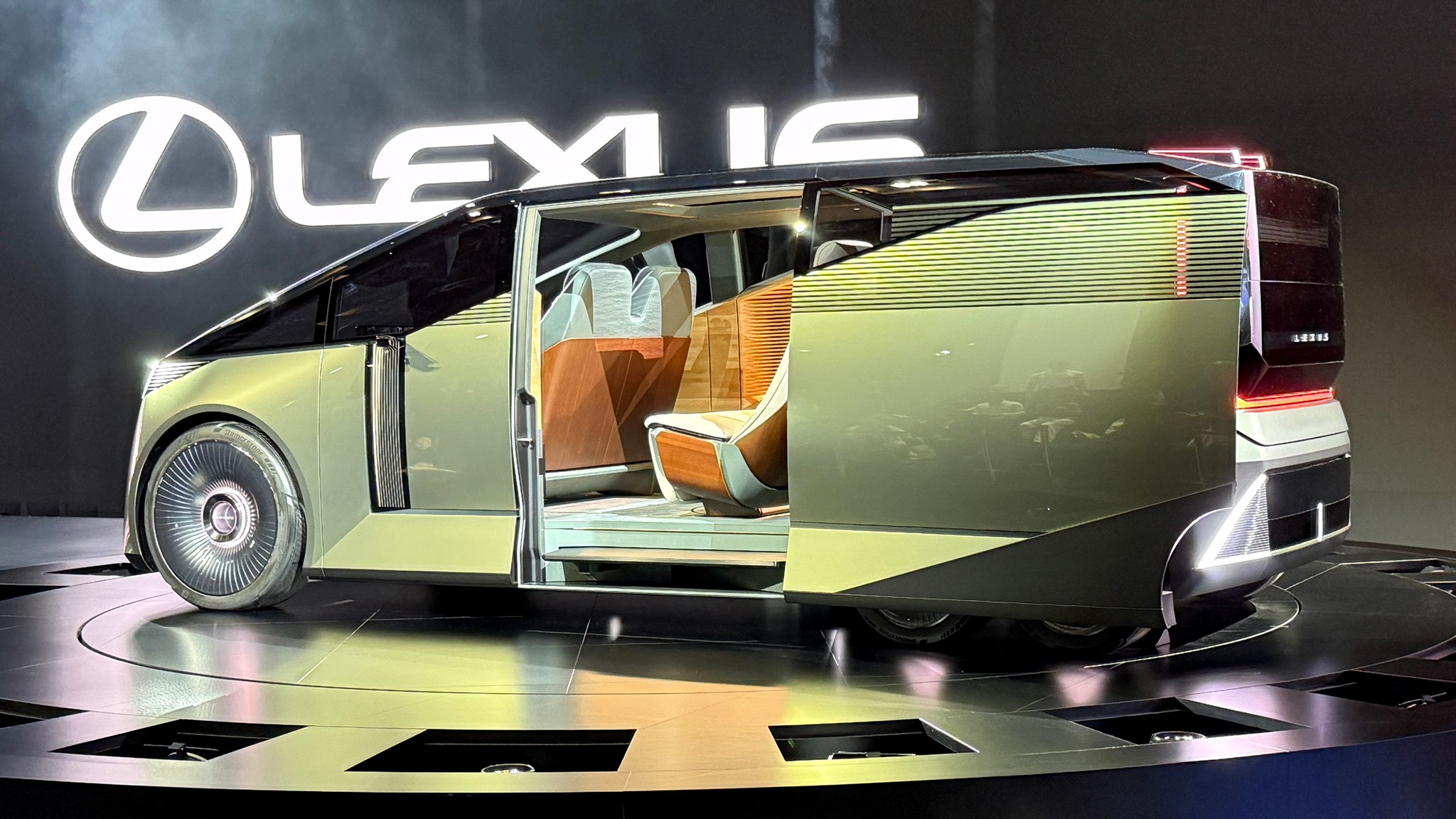 کانسپت جدید لکسوس LS؛ مینی‌ون شش‌چرخ لوکسی که قواعد بازی را عوض می کند