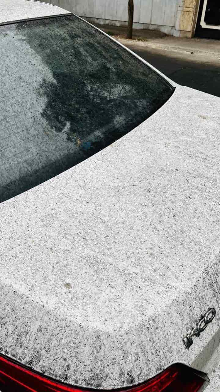 لکه های روی خودروی دنا بخاطر بارش باران اسیدی