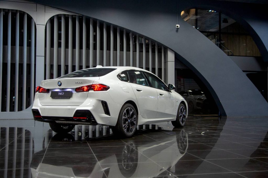 نمای از بی ام و 225 L M Sport