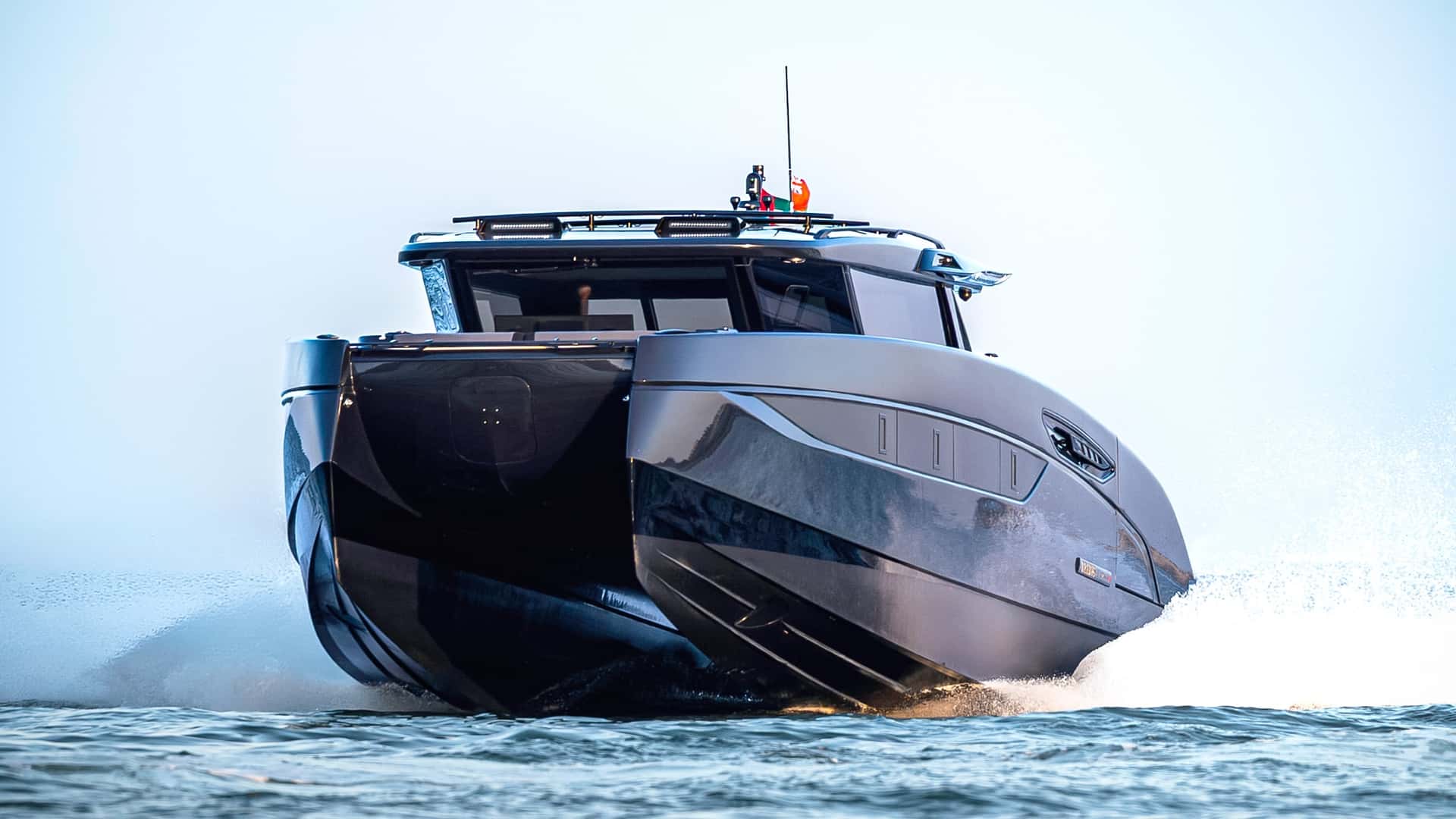 برابوس از یات لوکس Ultima 55 ؛ نخستین کاتاماران ۱۴۵۰ اسب بخاری خود با فناوری هیدروفویل رونمایی کرد